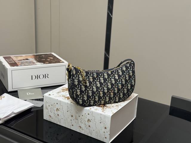 配折叠盒飞机盒 迪奥Dior Miss月牙包 顶级原单 简直无法拒绝 超显气质 高级感十足 集美必入款 尺寸:26.15Cm 配折叠盒飞机盒 迪奥Dior Miss月牙包 顶级原单 简直无法拒绝 超显气质 高级感十足 集美必入款 尺寸:26.15Cm