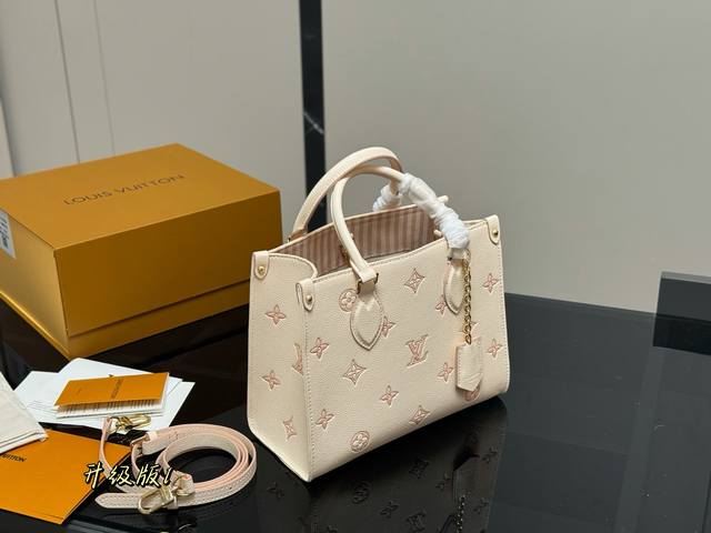 折叠盒 Size：26.20Cm Lv Onthego购物袋 有隐藏的背带设计， 可单肩～可手提 搜索 Lv Onthego丛林购物袋