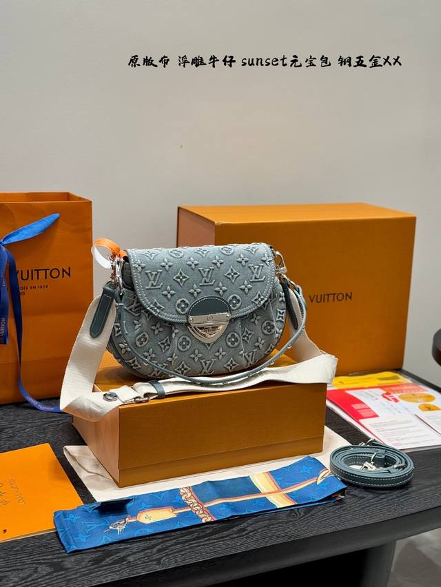 全套礼盒 升级版 原版布 钢五金 原版丝巾! 这次被Lv浮雕水洗牛仔系列拿捏了 Lv牛仔元宝腋下包Sunset手袋 第一眼看上去好眼熟这不是Vintage款嘛买 全套礼盒 升级版 原版布 钢五金 原版丝巾! 这次被Lv浮雕水洗牛仔系列拿捏了 Lv牛仔元宝腋下包Sunset手袋 第一眼看上去好眼熟这不是Vintage款嘛买