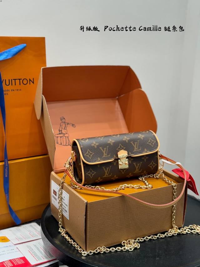 礼盒包装 升级版！ Lv新款｜25春季新品 Pochette Camille 链条包Woc 手机包 细节设计包括 S 形锁扣和链条上的 Lv 圆环。容量很大 能