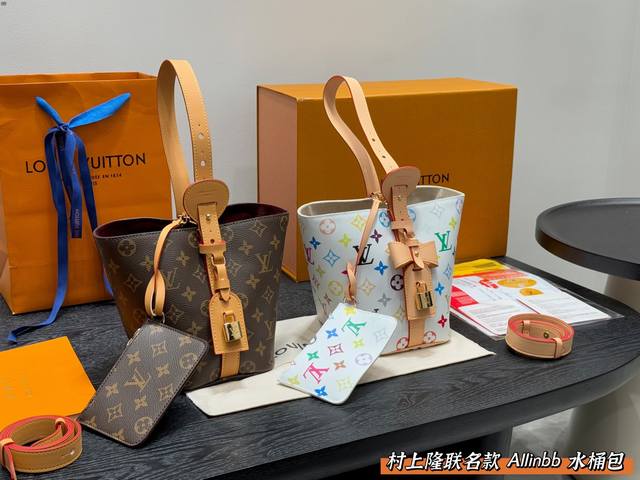 礼盒包装 Size：17*18Cm Lv 村上隆联名款白三彩 25最值得入的白彩Allinbb 水桶包 一包多背而且风格也很不一样 感觉秋冬比较适合斜挎 春夏可