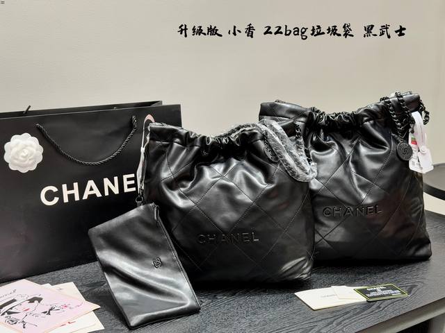 礼盒包装 尺寸32.35 小号 35.39 大号 香奈儿 24C 22Bag垃圾袋 Chanel 黑武士 链条设计随意感更加丰富 外观简洁且注重实用功能，肉眼可