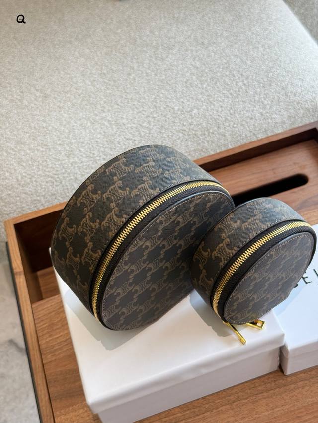 Celine圆形礼盒收纳盒、可做首饰盒 糖果盒、珠宝为首饰的归宿，这只不只是老花盒子、还有彩绘拼色 这只巴掌大小的首饰盒真的太精致了 礼盒包装 尺寸: 12X5