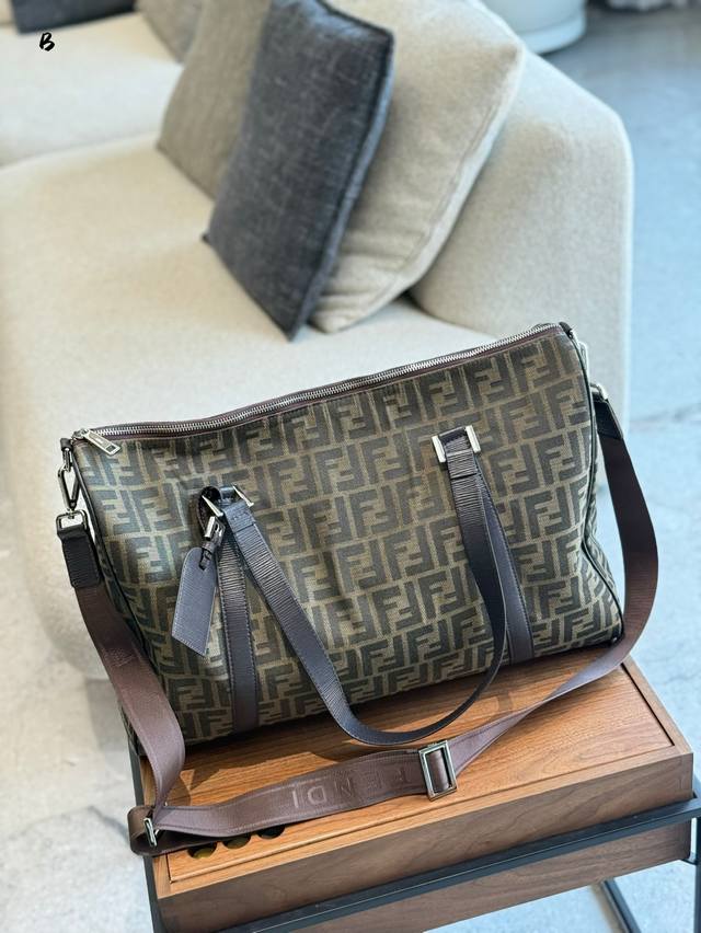 超酷的Fendi经典老花旅行袋 可斜挎手提的Fendi旅行袋 比较慵懒随性 日常背也很好看45Cm