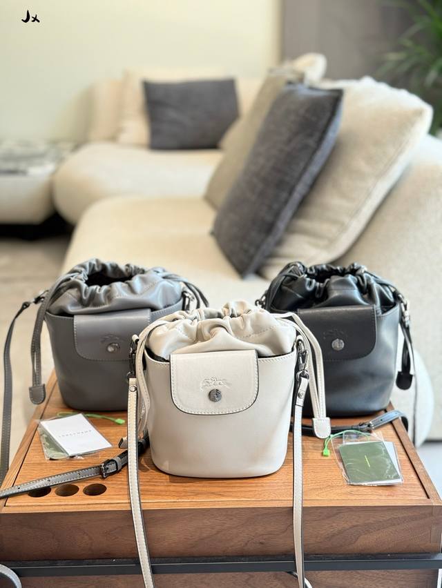 牛皮 来看王曼昱斜挎Le Pliage Xtra米白色小福袋，松弛出镜。全新的设计感包型，被她演绎出与众不同的时髦格调。在赛场和镜头之间，她游刃有余。坚定无畏的