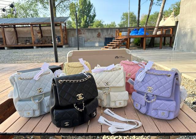 折叠礼盒包装 Chanel Duma中号双肩包 口袋设计加上三个Chanel双Clogo整包很立体有型 尺寸21 20