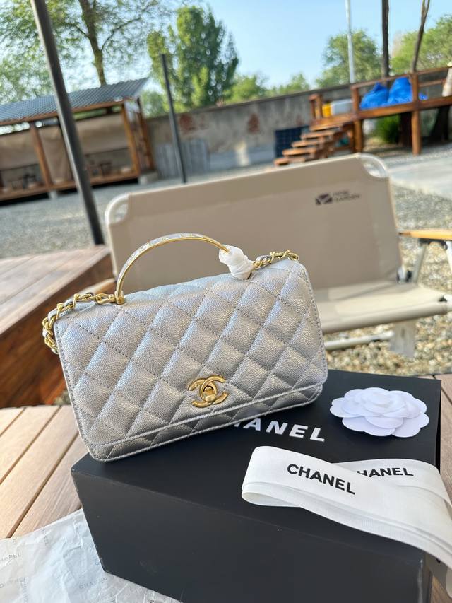 折叠礼盒官网飞机盒 Chanel 香奈儿 新款珐琅手柄发财包 绝美 实物比照片好看,在树脂的手柄和镂空的中间选择了这 款镂空,因为树脂的还是怕氧化和碰碎,这款好 折叠礼盒官网飞机盒 Chanel 香奈儿 新款珐琅手柄发财包 绝美 实物比照片好看,在树脂的手柄和镂空的中间选择了这 款镂空,因为树脂的还是怕氧化和碰碎,这款好