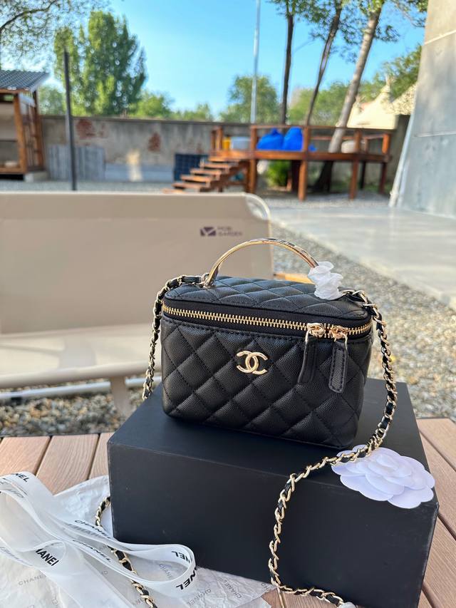 折叠礼盒官网飞机 Chanel 25P新品 高级珐琅手柄 盒子包 化妆包 小箱子 最近的盒子包系列真的好火，小盒子当然是异常可爱啦。尺寸 16 10 8Cm