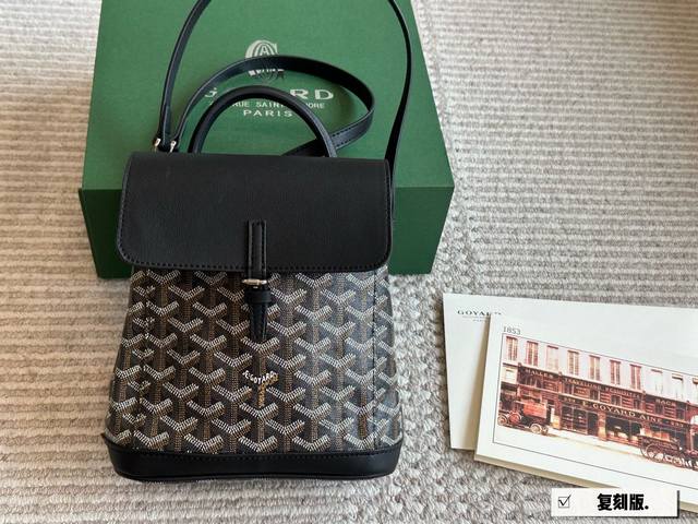 配皮 Size：20*23Cm 背不腻的Alpin Mini Goryar D戈雅双肩包 自重很轻哦！ 背法也可以随意切换 Mini Size上身的休闲时髦感