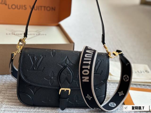 早春系列新品Diane法棍Lv 配有一根皮肩带 可腋下背 一根刺绣肩带 可肩背斜跨 容量日常足够用 尺寸25X15Cm 折叠盒包装