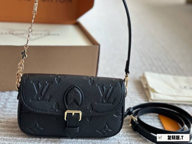 迷你 配盒 新尺寸Size：19*10Cm L家 Diane 法棍手袋 法棍包是真好看 又好背！ 皮质和颜色都不错， 配置两条肩带 又甜又咸！ 搜索 Lv 法棍