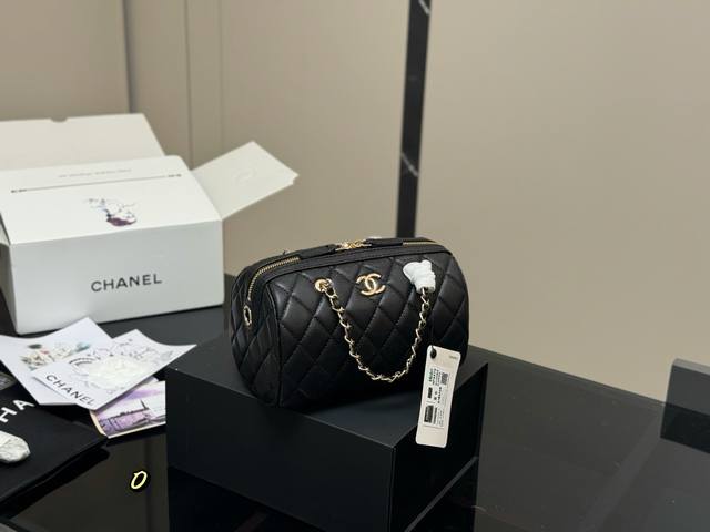 配折叠盒飞机盒 Size:19.11Cm 香奈儿25P保龄球包 这个保龄球包真的太香了~ 近期很有人气的一只Vintage Chanel 保龄球包。 版型不容易 配折叠盒飞机盒 Size:19.11Cm 香奈儿25P保龄球包 这个保龄球包真的太香了~ 近期很有人气的一只Vintage Chanel 保龄球包。 版型不容易