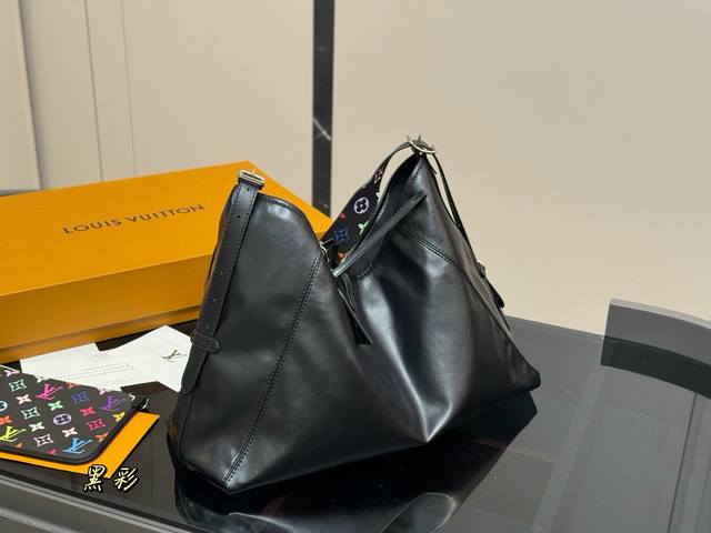 折叠盒飞机盒 Size：42.30Cm Lv Carryall 年度包王 带有蝴蝶结的腋下包喜欢吗， 内附一只收纳零钱包， 性价比颜值超在线了 ！ 单肩斜挎完全