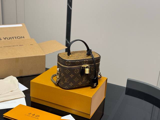 飞机盒折叠盒 原版来啦 Lv Nice Vanity化妆包 原版五金 Size:18*13Cm 搭配肩带