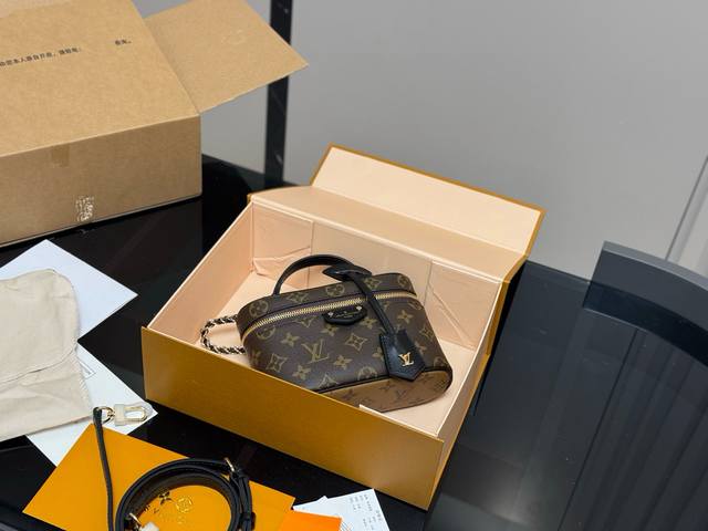 折叠盒飞机盒 原版来啦 Lv Nice Vanity化妆包 原版五金 Size:19*12Cm 搭配原版肩带 一宽一细