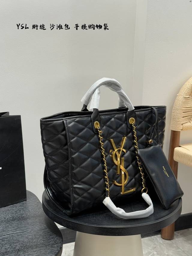 Ysl 圣罗兰绗缝沙滩包购物袋 沙滩包每年都会出新的款 跟老款不同的Logo装饰更加高端大气 容量超级可妈咪包 简约休闲的设计深受欢迎 而且容量够大又轻便时髦