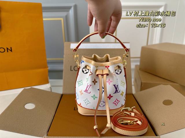 折叠盒飞机盒 Size：13×16 Lv路易威登村上隆白彩Nano Noe水桶包 包身立体有质感，抽绳自由收缩！ 复古和实用性更强 肩带拆卸也可手拿手挽～ 百搭