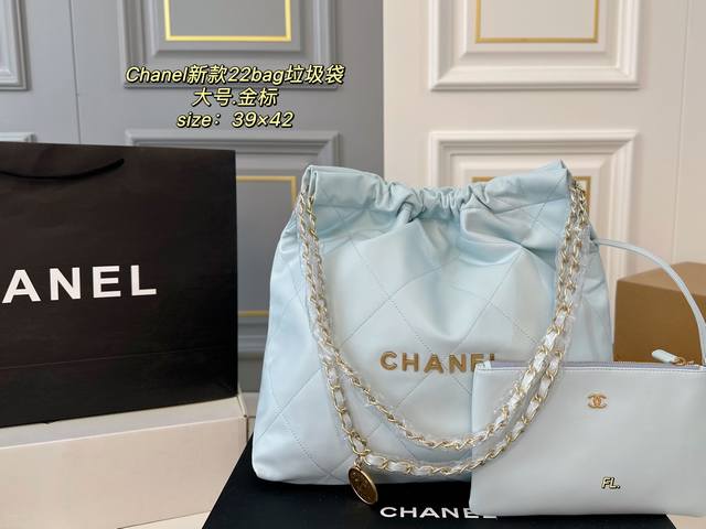 大号 折叠盒 Size：39×42大号 Chanel香奈儿22Bag垃圾袋 复古五金真的超有腔调！ 皮质细腻光泽感巨好 整体上身黑金更酷更高级 随性又时髦，香香