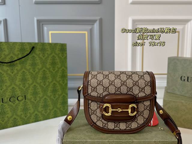 折叠盒 Size:18×16 Gucci 古驰新款Mini马鞍包 采用半圆弧设计包身， 比经典款更加俏皮可爱！ 肩带调节，可腋下背～ 这个秋天让它丰富你的穿搭吧