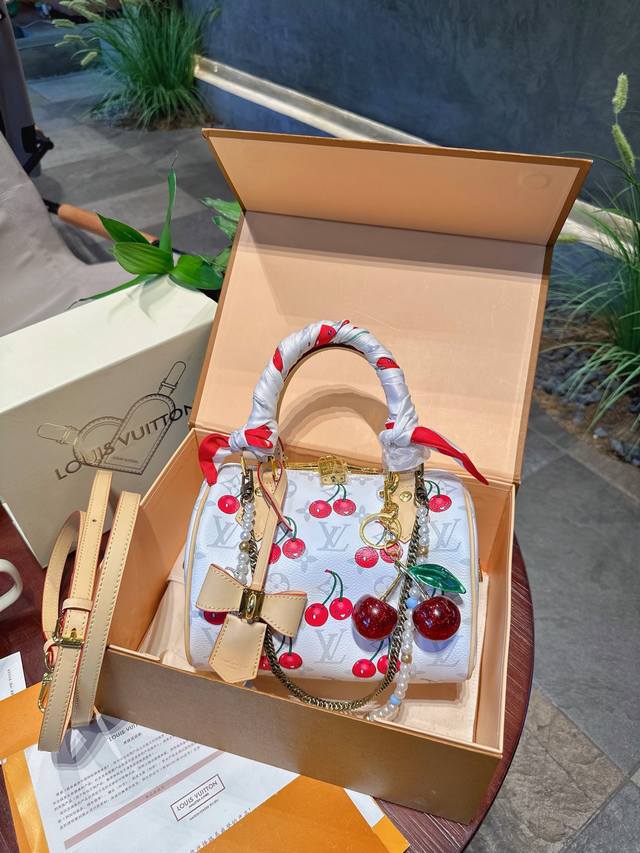 折叠礼盒包装 Lv Speedy20 村上隆樱桃波士顿枕头包经典重现,轻便又时尚~肩带可调节,可手提,可拆卸! 浓浓复古风,时尚百搭,超级实用! 尺寸20.15 折叠礼盒包装 Lv Speedy20 村上隆樱桃波士顿枕头包经典重现,轻便又时尚~肩带可调节,可手提,可拆卸! 浓浓复古风,时尚百搭,超级实用! 尺寸20.15