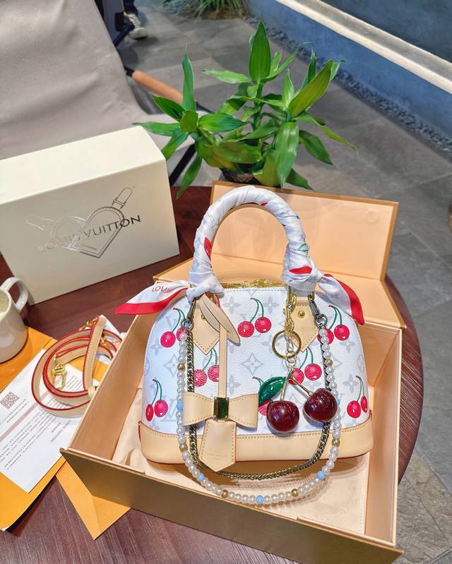 折叠礼盒包装 珍珠链条原版丝巾樱桃挂件 Size：25*18Cm Lv樱桃系列手提贝壳包 25Ss 村上隆联名系列 Lv 这个Alma贝壳 太可爱啦！ 小巧又复