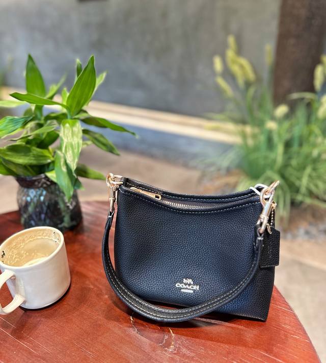 牛皮版本 折叠礼盒官网飞机盒 Coach新款Laurel 19小流浪 流浪包出小号啦! 小号更日常一点,更适合斜挎, 超爱小包~ 尺寸 19 14Cm 牛皮版本 折叠礼盒官网飞机盒 Coach新款Laurel 19小流浪 流浪包出小号啦! 小号更日常一点,更适合斜挎, 超爱小包~ 尺寸 19 14Cm