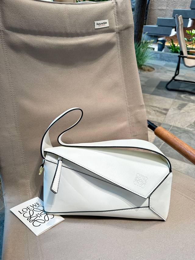 礼盒包装 Loewe罗意威竟然出Puzzle腋下包 Loewe最近又放大招哈 推出全新Puzzlehobo腋下包 它的出现直接让各位宝们按耐不住了 Puzzle