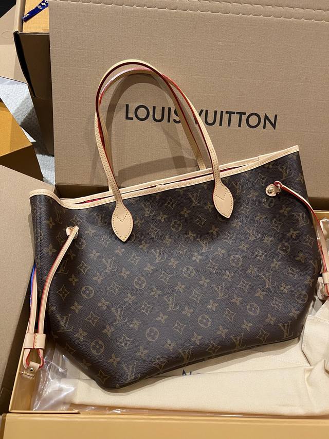芯片版 折叠礼盒官网飞机盒 原单Lv Neverfull 购物袋！入门级的款式哦！绝对的终身款！此物经典不言而喻！街拍和实用都是非常Nb的选择！大家拿到后可以感
