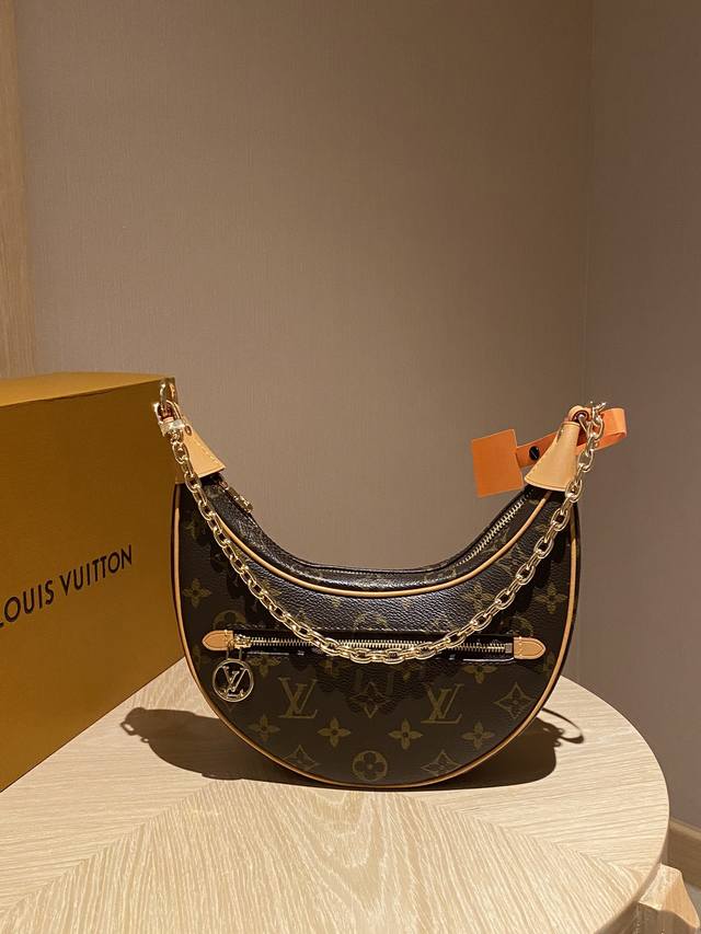 双盒包装 Loop月亮包，细节拉满一眼爱上 独特的造型搭配经典的老花！ 包身轻盈小巧，但能装下的东西蛮多 搭配肩带斜挎简单大气，腋下链条时尚俏皮 自由调节腋下背