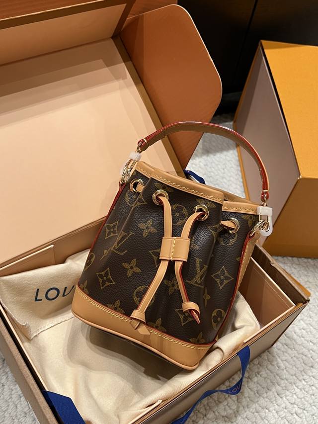 双盒包装 Lv Nano Noe小水桶 尺寸:13X16X10Cm 看 起来迷你,但比想象中能装很多,一部手机圖钥匙A A。口红 纸巾等绝对Ok,实用又好背,还 双盒包装 Lv Nano Noe小水桶 尺寸:13X16X10Cm 看 起来迷你,但比想象中能装很多,一部手机圖钥匙A A。口红 纸巾等绝对Ok,实用又好背,还