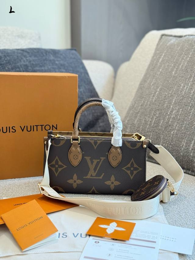 Lv Onthego East West横版8 店内Lv家族又添一员Lv Onthego East West 缩小后的包身,容量对日常来说蛮够用的。 宽肩带上还 Lv Onthego East West横版8 店内Lv家族又添一员Lv Onthego East West 缩小后的包身,容量对日常来说蛮够用的。 宽肩带上还