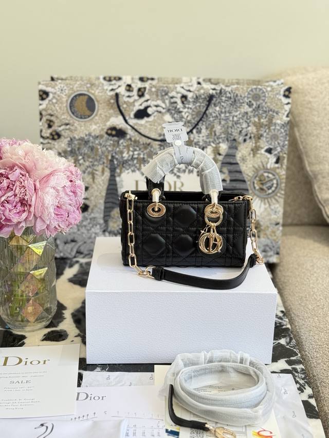 Dior迷你D-Joy美到窒息 这款手袋凸显Lady Dior系列的简约美学，集中体现了Dior对优雅和美丽的深刻洞见。时髦典雅的设计经久不衰，精心制作，饰以藤