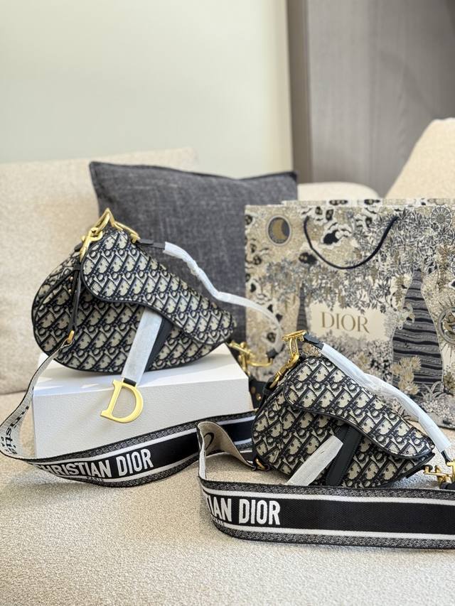 Dior马鞍包是Dior品牌的标志性设计之一 1.设计特点:马鞍包的设计灵感来源于骑马时使用的马鞍，独特的形状和线条使其具有较高的辨识度。小号马鞍包通常更加小巧