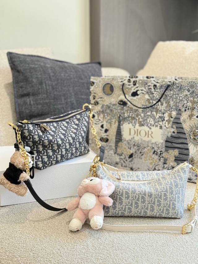 挂件20 背上它大家都要夸设设 Dior新款饭盒包 T+ 自带肩带,更方便日常使用上拉链设计帶有幸運星★ 有经典老花和黑色两个款式选择~又-款性价比高的爆款来袭 挂件20 背上它大家都要夸设设 Dior新款饭盒包 T+ 自带肩带,更方便日常使用上拉链设计帶有幸運星★ 有经典老花和黑色两个款式选择~又-款性价比高的爆款来袭