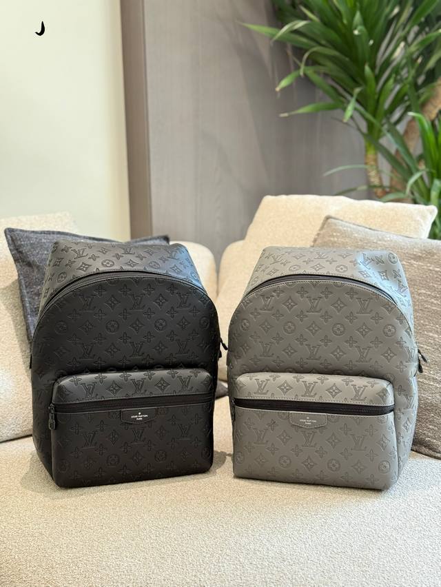 经典压花潮人必备双肩包 Lv Discovery小号双肩包取材Monogram Eclipse帆布，以更为紧凑的构型延续灵活功能。外袋、拉链前袋和开口 侧袋方便