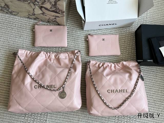 Chanel 垃圾袋 22手袋正品皮限定色紫红小号 皮质细腻有光泽，既柔软又耐磨，两者兼具 简简单单的外观却藏着不少设计师的高级设计，镂空的 Chanel Lo