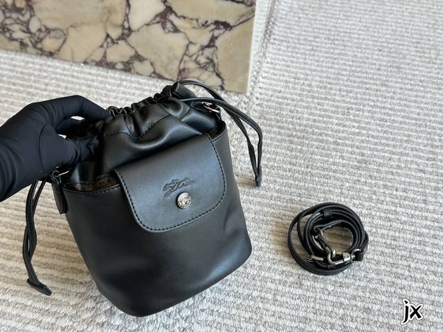 珑骧Longchamp 水桶包 枪灰五金，表面光滑厚重，光泽有质感 可调节长短，更加方便 通勤必备神器，妈咪包也不在话下 尺寸: 15*14Cm