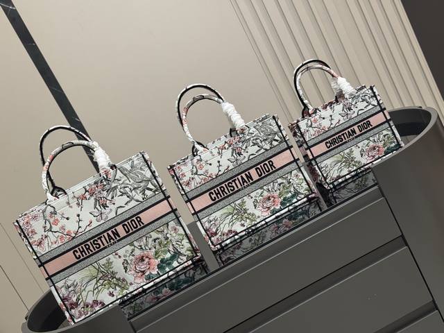 配折叠盒丝巾 Dior 原版布提花 Dior Book Tote今年最喜欢的一款购物袋 Tote我用的次数最多的包 迪奥因为容量超级大 不管什么东西都向里面放