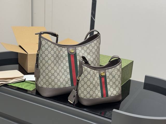 Size：33.31Cm 23.21Cm 古奇 水桶包 百搭的Hobo造型 很耐看 又实用的大容量~可以调节的肩带 更可以满足不同的穿搭需求，