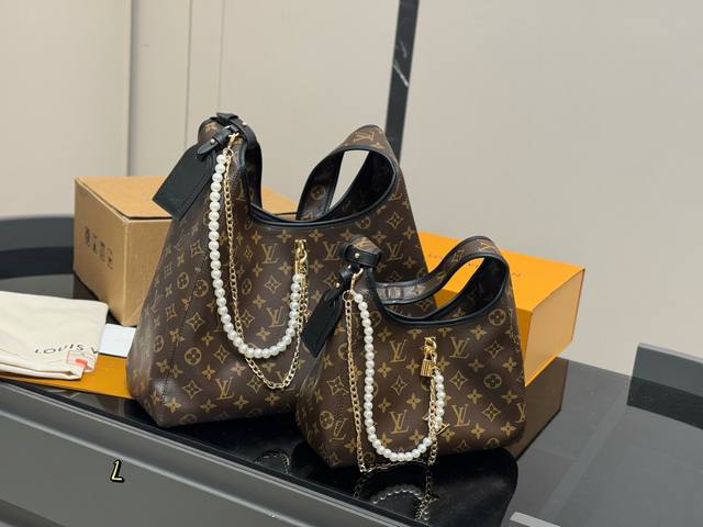 配盒 Lv 女士新款The Drop 腋下包 这个新款包包上身就是有种时光倒流的感觉 复古感十足毕竟是复刻18年的款超级耐看越看越好看的那种 不能调节肩带只可以