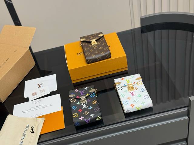 配折叠盒飞机盒 Size：10.5*17Cm Lv 好看的手机包 这个新品Metis手机包 价格P很美丽 可以放下Plus哦！