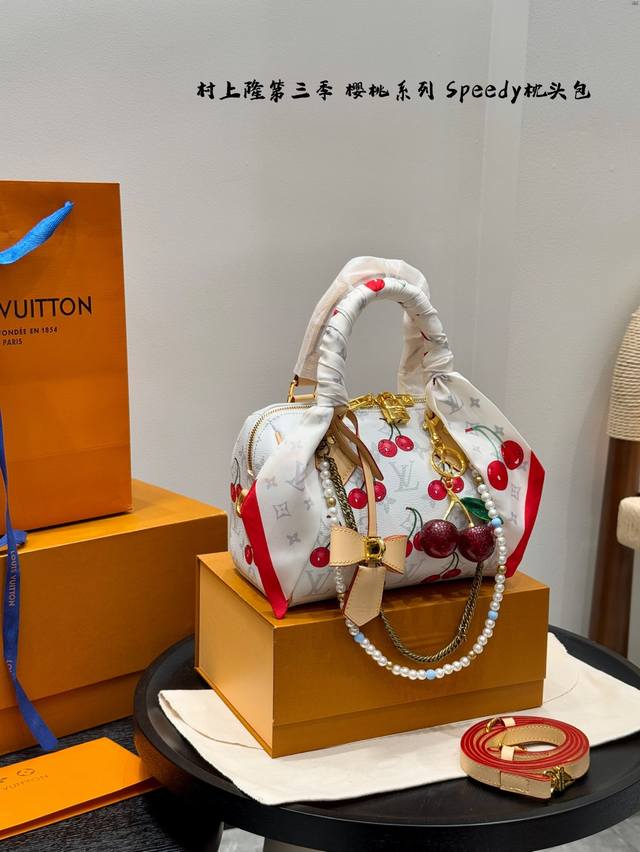 礼盒包装 珍珠链条原版丝巾樱桃挂件 Lvspeedy20樱桃系列枕头包｜是谁把可爱背出了街 手提枕头包 Lv与村上隆联名限量款 樱桃与经典老花的结合 让包包又可