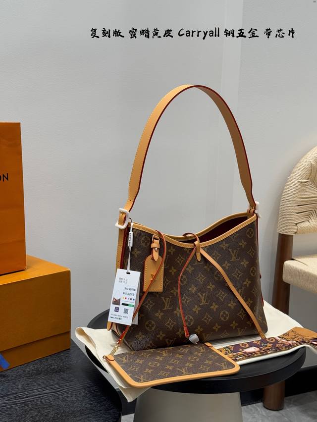 全套礼盒包装 复刻版！ 全钢五金！变码芯片 Size： 30*25Cm Lv 最强者老花Carryall购物袋 新款铆钉宽带！ 可爱休闲都Ok哈 Carryal