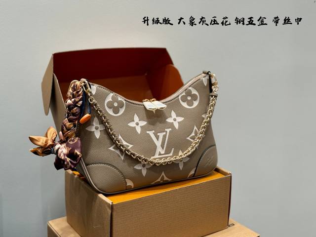 全套包装 升级版！全钢五金！带丝巾 Size：26*16Cm Lv Boulogne 牛角包 大象灰色系压花 腋下背好看！ 斜挎包也好看！ 越看越耐看的包包！