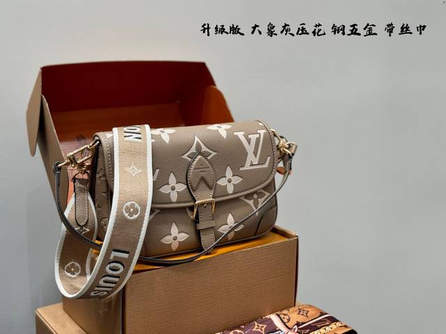 全套礼盒 升级版！钢五金 带丝巾 Lv Diane 法棍包大象灰压花色系 上身简单又舒服 源自中古包 Sologne 的改良版 整体保留了简洁的包身造型 一根肩