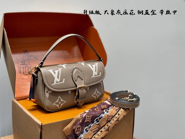 全套礼盒包装 升级版！全钢五金 带丝巾！ Lv 大象灰压花迷你法棍包 小Mini 上身简单又舒服 源自中古包 Sologne 的改良版 整体保留了简洁的包身造型