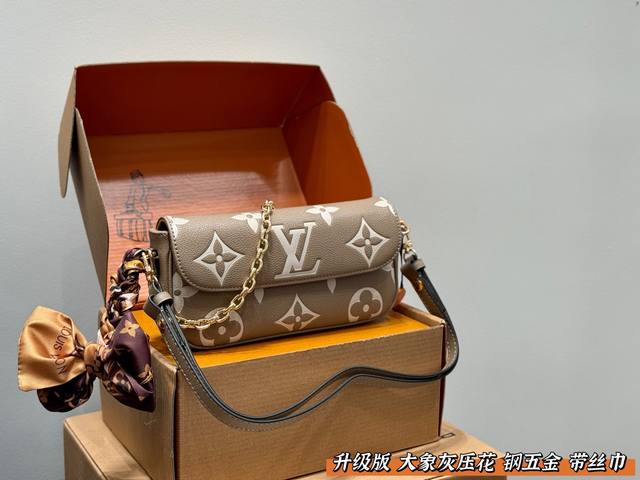 全套包装 升级版!全钢五金 带丝巾! Size:22*12Cm 大象灰色系压花系列 Lv Ivy Woc链条腋下麻将包 去年就超级火, 可真的有它火的道理呀! 全套包装 升级版!全钢五金 带丝巾! Size:22*12Cm 大象灰色系压花系列 Lv Ivy Woc链条腋下麻将包 去年就超级火, 可真的有它火的道理呀!