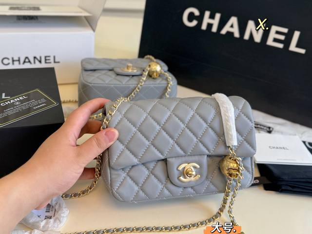 大号 小号 折叠盒飞机盒 Size：20×12大号 17×12小号 Chanel 香奈儿新款菱格小金球方胖子 菱格设计，双C包扣，皮穿金属链条～ 小金球可调节链