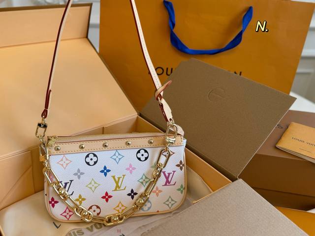 折叠盒飞机盒 Size：21×13 Lv路易威登新款村上隆白彩麻将包 外观是简简单单的零钱包外形， 白彩真的一眼万年，俏皮可爱 非常高级，容量也Ok 出门逛街拍