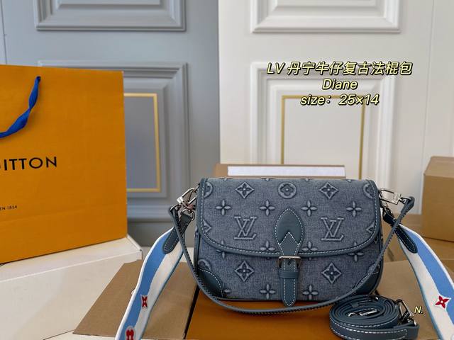 折叠盒飞机盒 Size：25×14 Lv路易威登丹宁牛仔Diane复古法棍包 搭配两条肩带，腋下斜挎、 皮带扣设计复古经典，超级实用～ 简约的包型，可盐可甜，慵